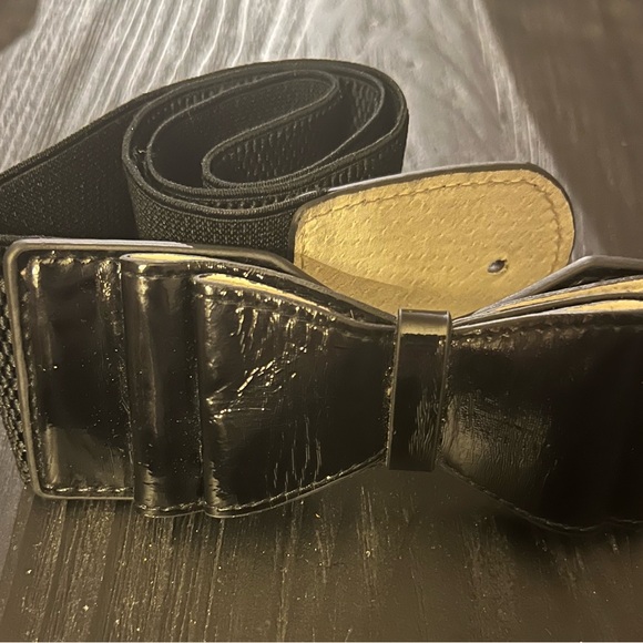 Elastic waist belt with patent leather bow - Picture 3 of 3